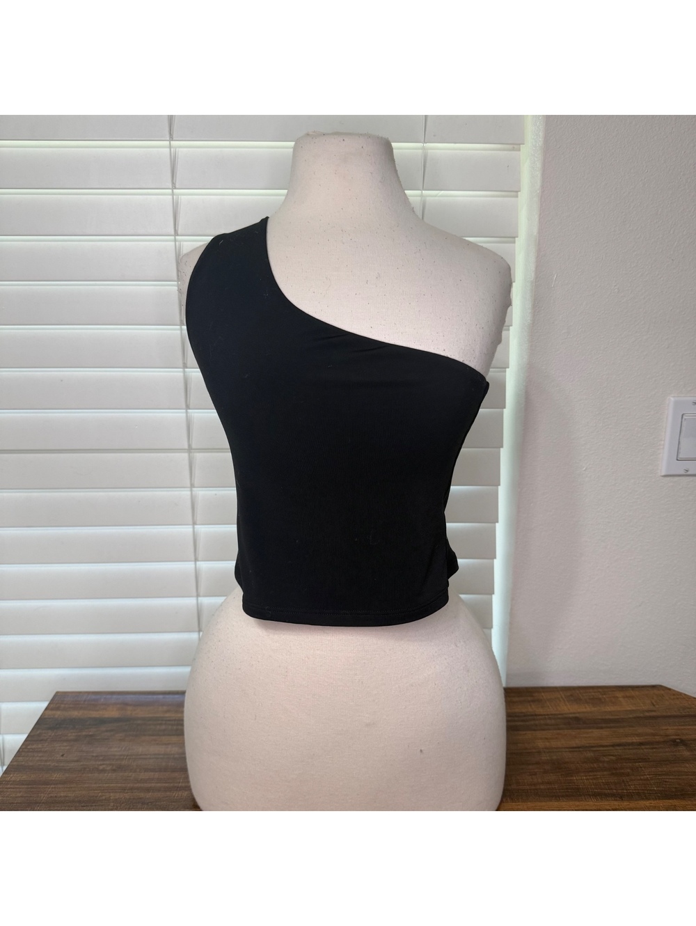 Love Tree Women's One-Shoulder Black Crop Top Size Medium